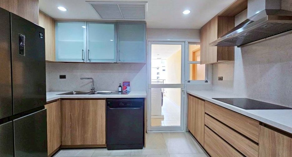 For rent 3 bedrooms apartment in Khlong Toei, Bangkok
