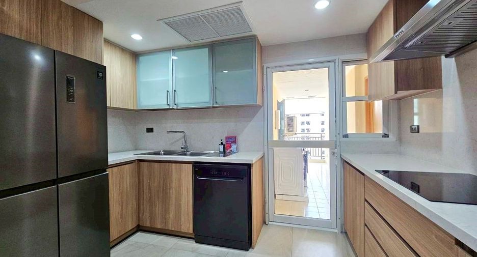 For rent 3 bedrooms apartment in Khlong Toei, Bangkok