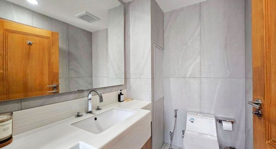 For rent 3 bedrooms apartment in Khlong Toei, Bangkok
