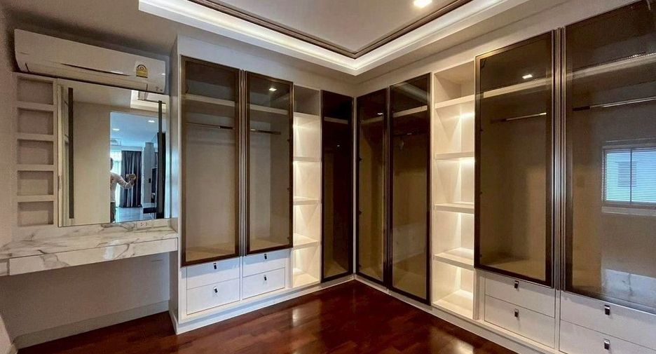 For sale 5 bedrooms house in Saphan Sung, Bangkok