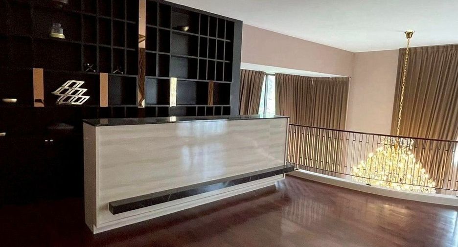 For sale 5 bedrooms house in Saphan Sung, Bangkok