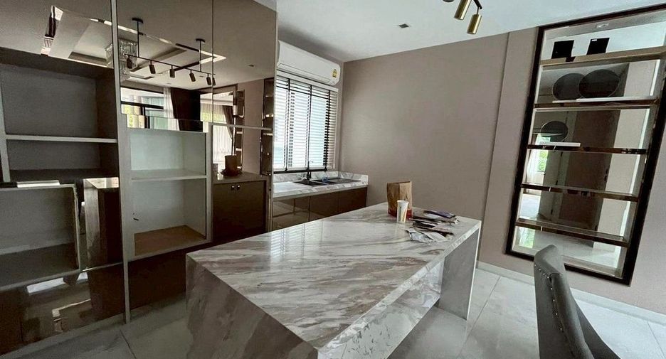 For sale 5 bedrooms house in Saphan Sung, Bangkok