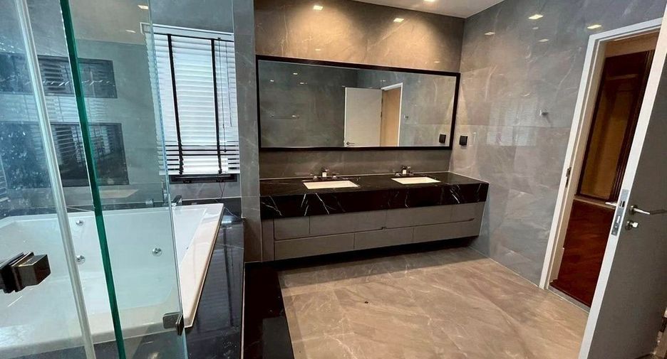 For sale 5 bedrooms house in Saphan Sung, Bangkok