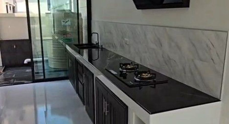 Casa en venta de 3 habitaciones en Si Racha, Chonburi