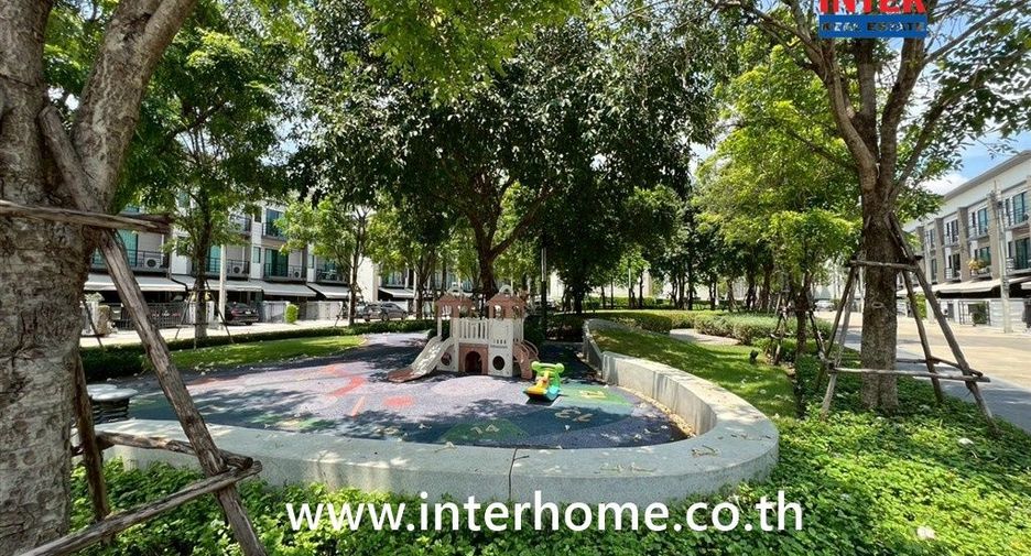 Casa adosada en venta de 3 habitaciones en Bang Khen, Bangkok