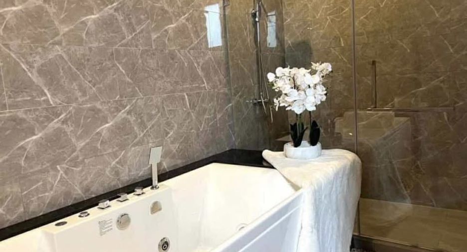 Villa en alquiler y en venta de 4 habitaciones en Huay Yai, Pattaya
