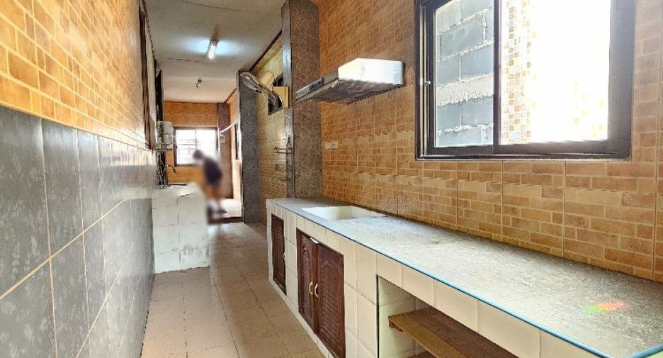 For sale 3 bedrooms house in Si Racha, Chonburi