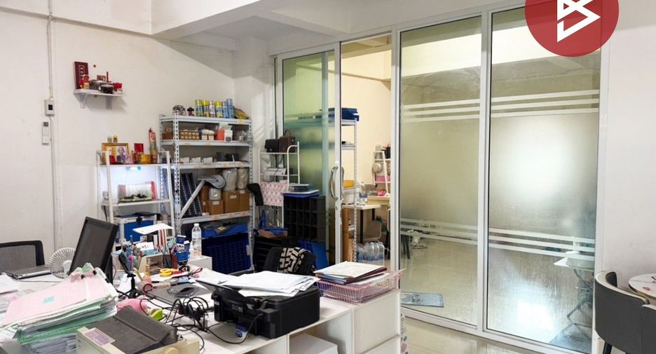 Local comercial en venta de 3 habitaciones en Mueang Chon Buri, Chonburi