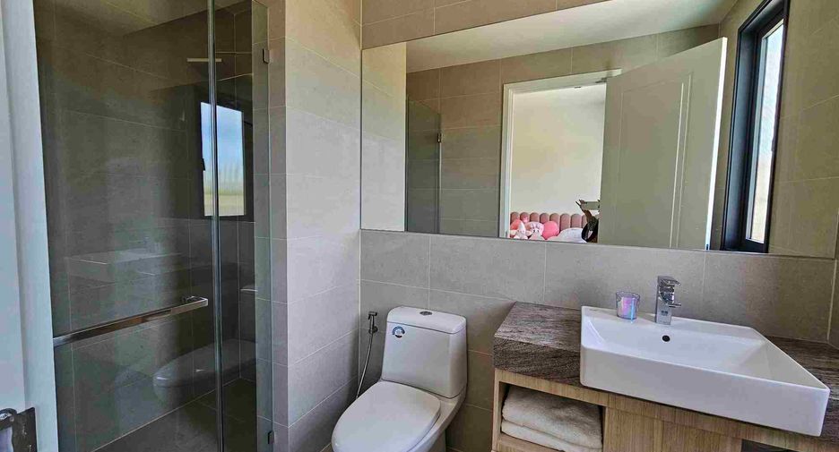 For sale 4 bedrooms house in East Pattaya, Pattaya
