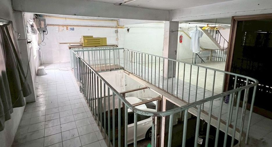 Local comercial en venta de 3 habitaciones en Bang Kho Laem, Bangkok