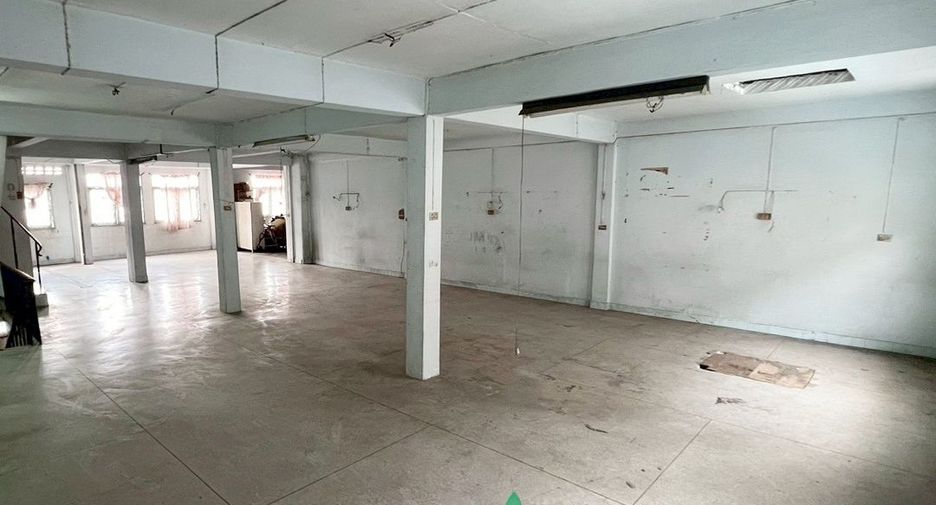 Local comercial en venta de 3 habitaciones en Bang Kho Laem, Bangkok