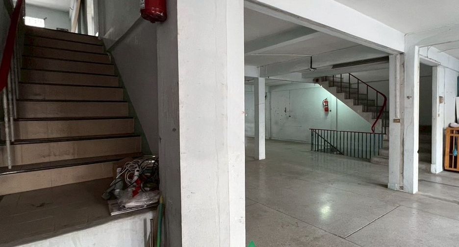 Local comercial en venta de 3 habitaciones en Bang Kho Laem, Bangkok