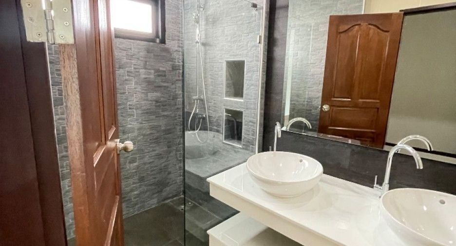 Casa en venta de 3 habitaciones en Si Racha, Chonburi