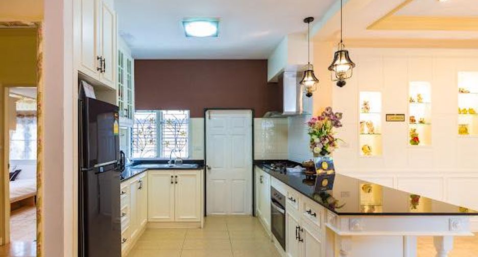 For rent 5 bedrooms villa in Mueang Chiang Mai, Chiang Mai