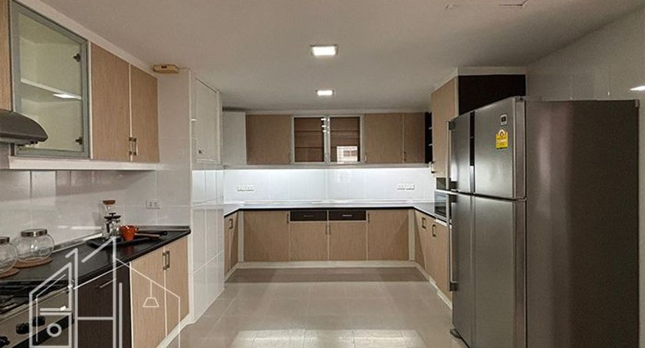 Condo en alquiler de 3 habitaciones en Khlong Toei, Bangkok