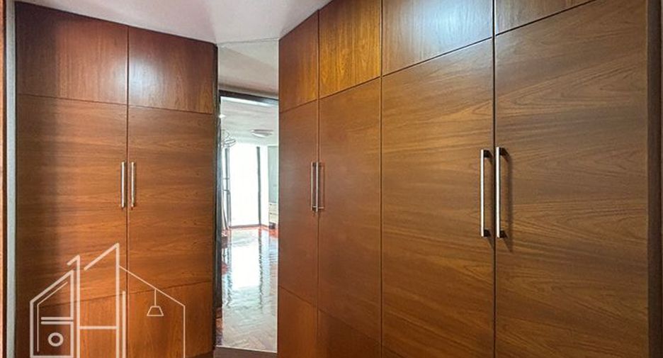 Condo en alquiler de 3 habitaciones en Khlong Toei, Bangkok