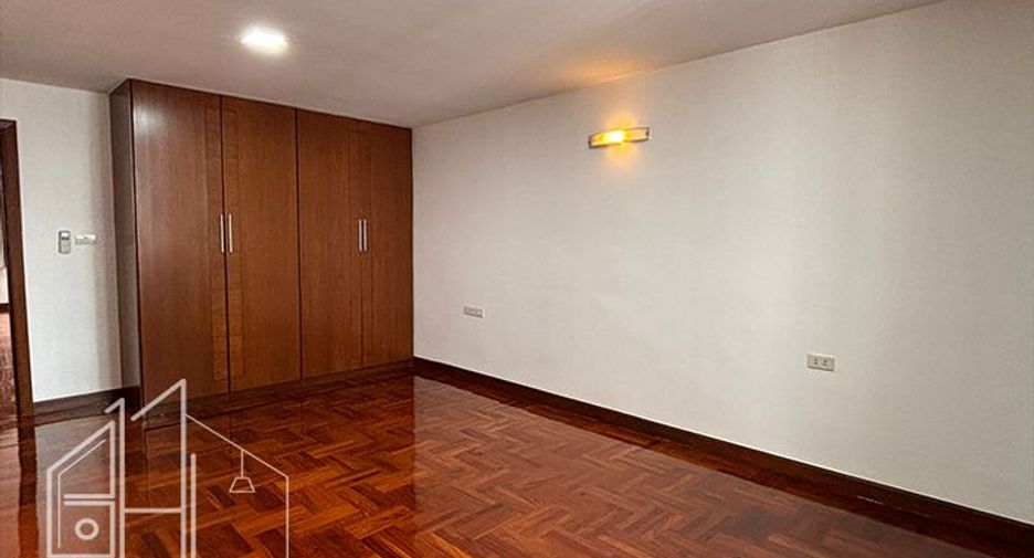 Condo en alquiler de 3 habitaciones en Khlong Toei, Bangkok