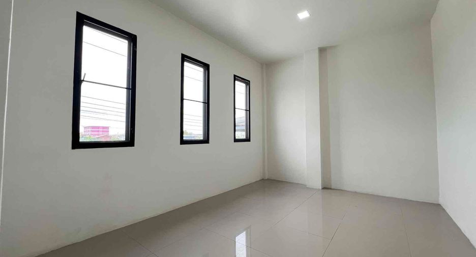Gewerbefläche zur Miete mit 3 Zimmer in Lam Luk Ka, Pathum Thani