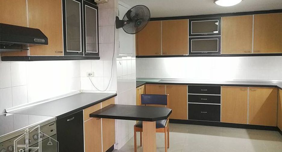 Apartamento en alquiler de 3 habitaciones en Khlong Toei, Bangkok