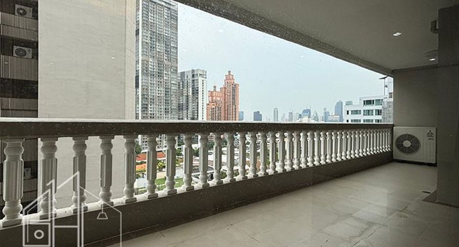 Condo en alquiler de 3 habitaciones en Khlong Toei, Bangkok