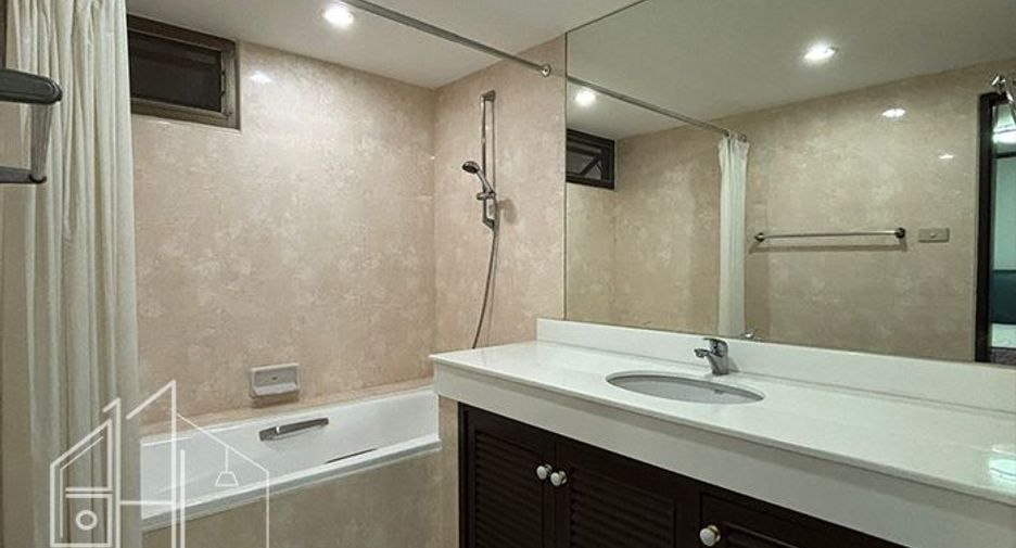 Condo en alquiler de 3 habitaciones en Khlong Toei, Bangkok