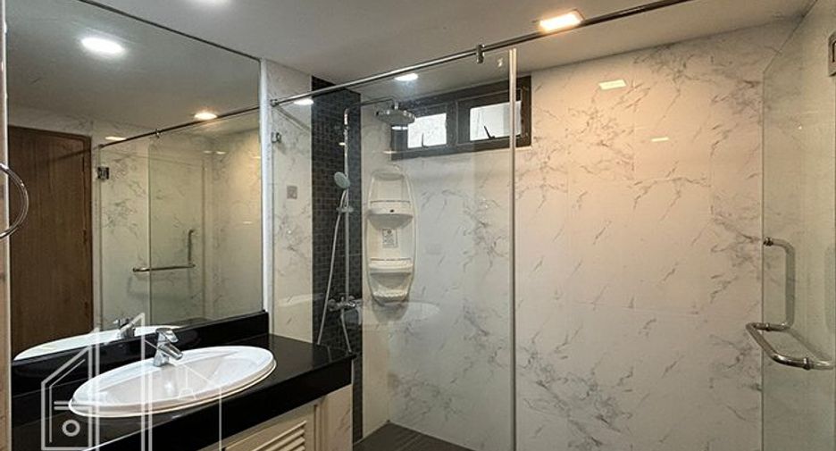 Condo en alquiler de 3 habitaciones en Khlong Toei, Bangkok