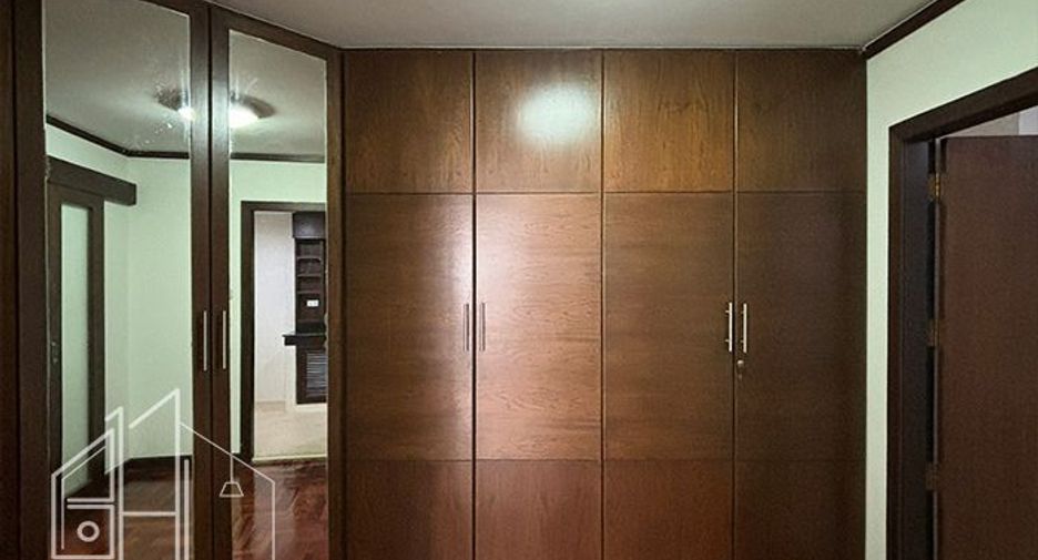 Condo en alquiler de 3 habitaciones en Khlong Toei, Bangkok