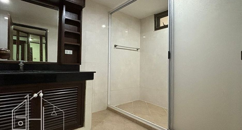 Condo en alquiler de 3 habitaciones en Khlong Toei, Bangkok
