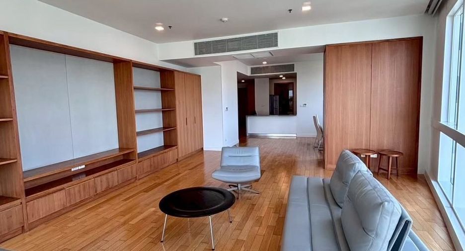 For rent 3 bedrooms condo in Khlong Toei, Bangkok