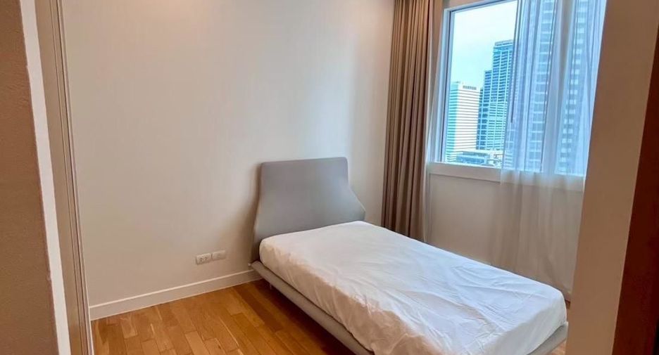 For rent 3 bedrooms condo in Khlong Toei, Bangkok