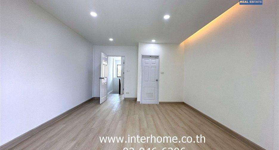 Casa adosada en venta de 2 habitaciones en Bang Kapi, Bangkok