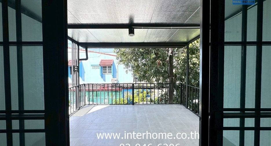 Casa adosada en venta de 2 habitaciones en Bang Kapi, Bangkok