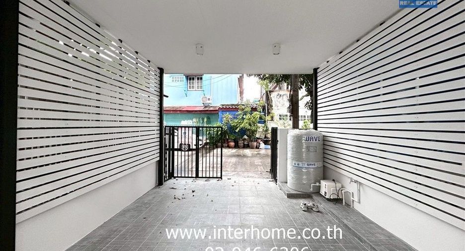 Casa adosada en venta de 2 habitaciones en Bang Kapi, Bangkok