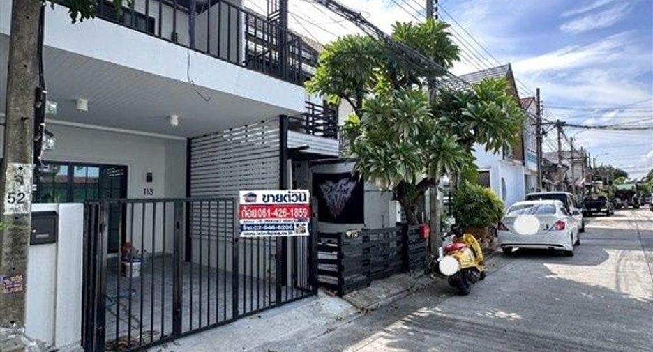 Casa adosada en venta de 2 habitaciones en Bang Kapi, Bangkok