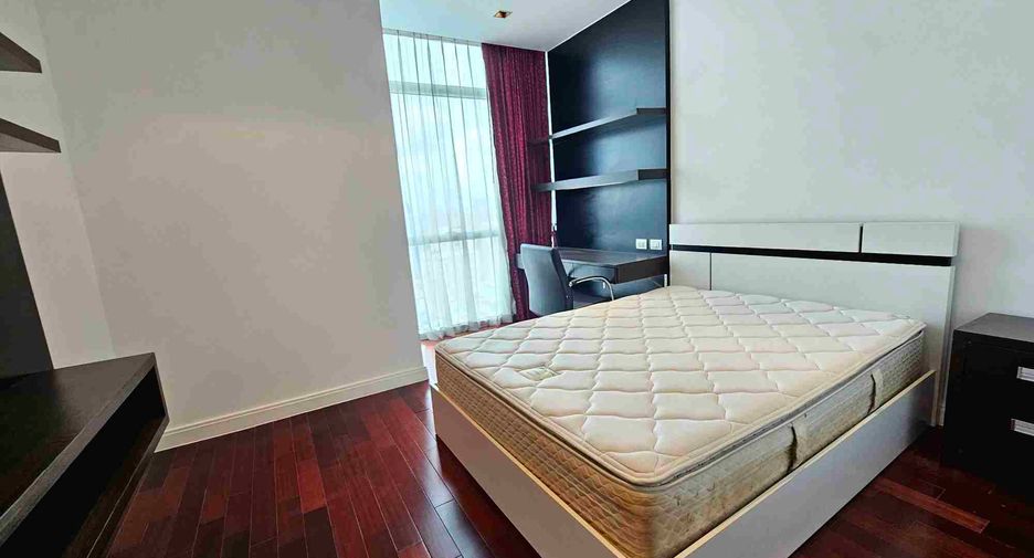 For rent 4 bedrooms condo in Pathum Wan, Bangkok
