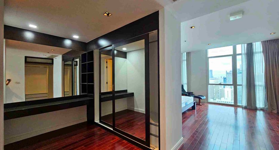 For rent 4 bedrooms condo in Pathum Wan, Bangkok
