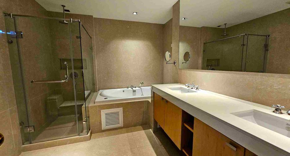 For rent 4 bedrooms condo in Pathum Wan, Bangkok