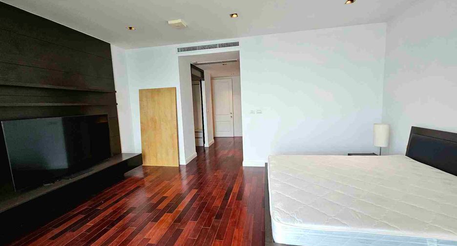 For rent 4 bedrooms condo in Pathum Wan, Bangkok