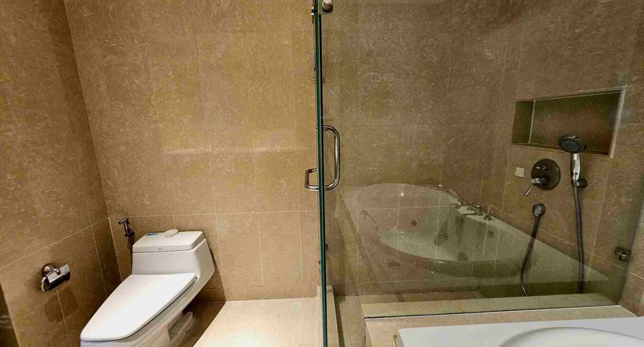 For rent 4 bedrooms condo in Pathum Wan, Bangkok