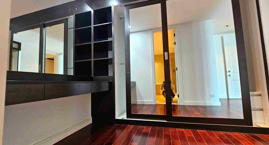 For rent 4 bedrooms condo in Pathum Wan, Bangkok