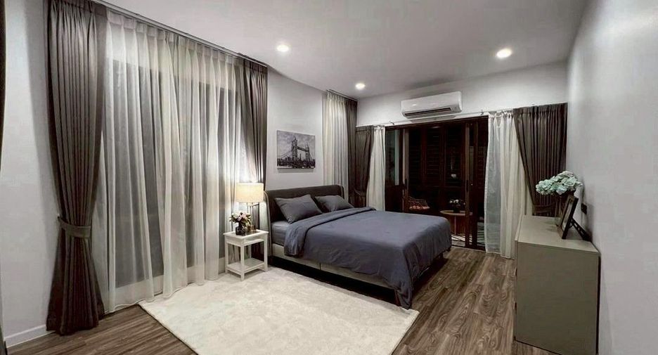 For rent 4 bedrooms house in Bang Kapi, Bangkok