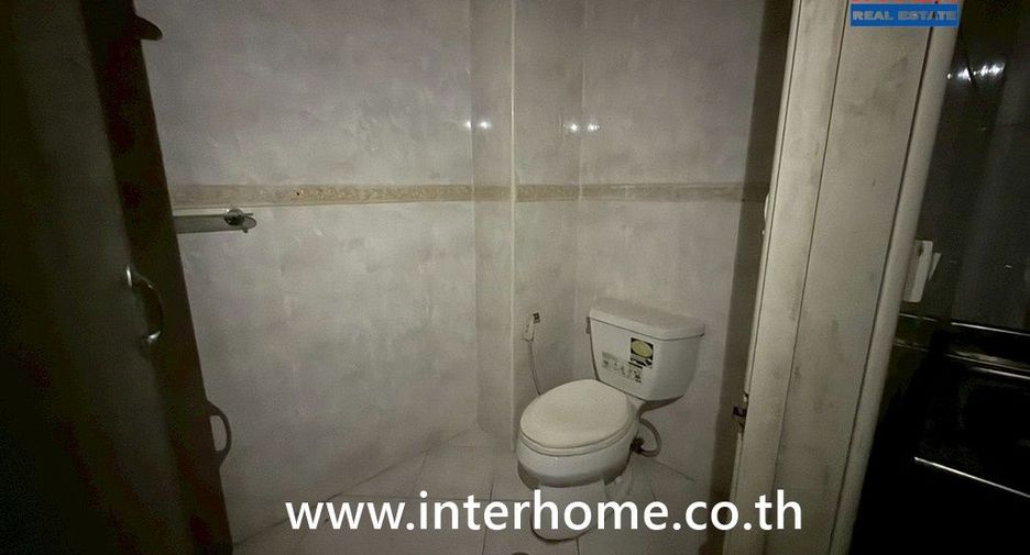 For sale 3 bedrooms retail Space in Phra Khanong, Bangkok
