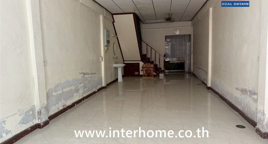 For sale 3 bedrooms retail Space in Phra Khanong, Bangkok