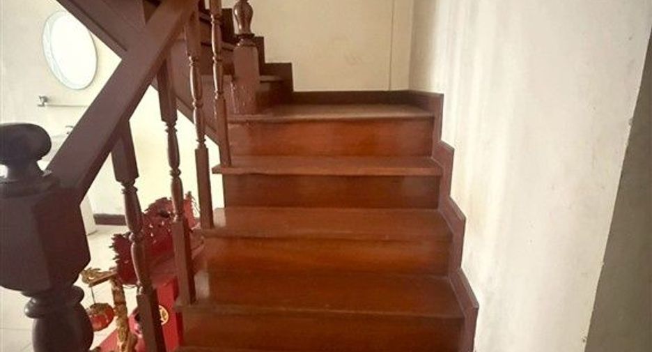 For sale 3 bedrooms retail Space in Phra Khanong, Bangkok