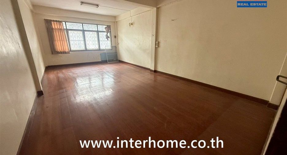 For sale 3 bedrooms retail Space in Phra Khanong, Bangkok