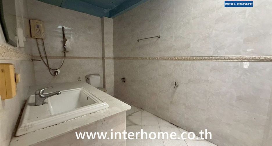 For sale 3 bedrooms retail Space in Phra Khanong, Bangkok