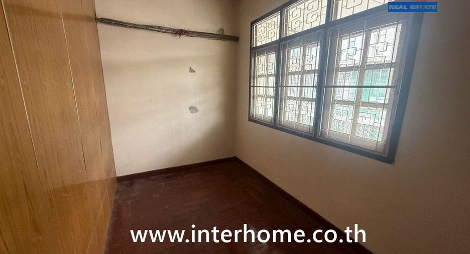 For sale 3 bedrooms retail Space in Phra Khanong, Bangkok