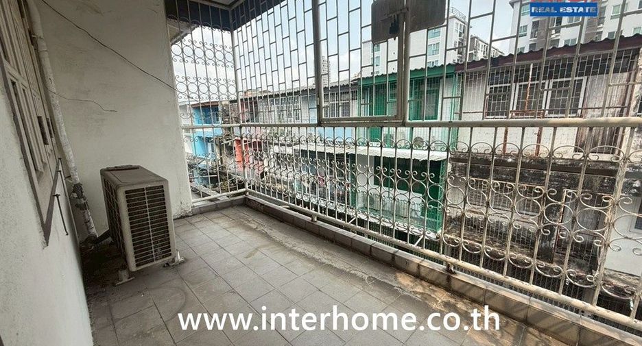 For sale 3 bedrooms retail Space in Phra Khanong, Bangkok