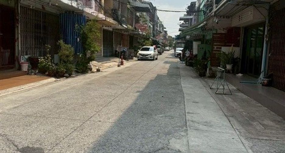 For sale 3 bedrooms retail Space in Phra Khanong, Bangkok