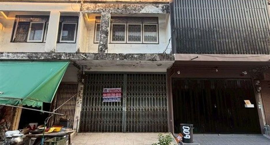 For sale 3 bedrooms retail Space in Phra Khanong, Bangkok